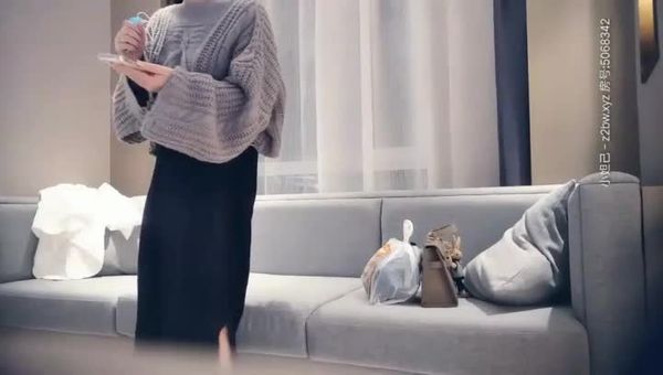 LOVE小天 深夜第三场约了个肉肉身材少妇啪啪，近距离拍摄沙发上操站立后入抱起来猛操