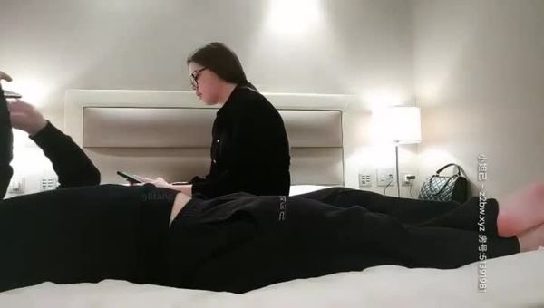 探花爱吃扎 新人老哥约了个眼镜老外妹子啪啪，近距离拍摄特写口交揉搓大奶大力猛操