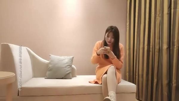 壹屌探花 深夜场约了个高颜值黄衣妹子啪啪，苗条身材沙发上位骑坐后入