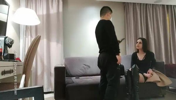 探花爱吃扎 约了个大长腿老外妹子啪啪，拨开丁字裤翘起屁股深喉口交大力猛操