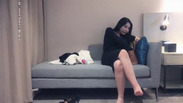 【黄先生今晚硬邦邦】肌肉男代班大奶妹，沙发上操穿上情趣装口交抽插猛操