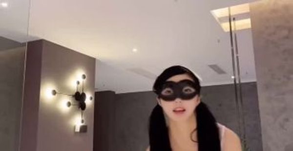 爱丝袜的Vivian姐最新小护士情趣打闹，身材特棒小烈唇含住肉棒吃得津津有味，骑乘叫床声妖艳又有一丝清纯！