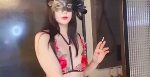 全网首发【极品反差婊】推特女神爱丝袜Vivian姐定制版主题【新年比基尼】红色情趣比基尼 诱惑着你 自慰爆操 口交 颜射.