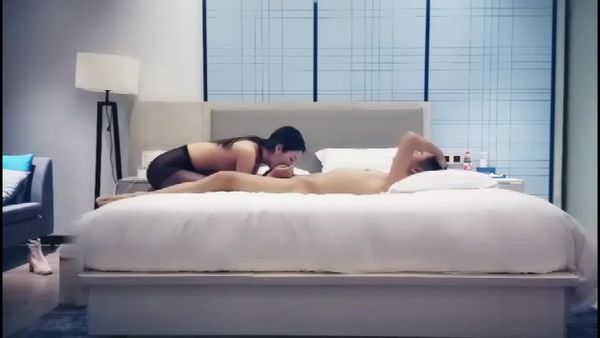 【极品探花】约到高颜值长腿妹子 换上黑丝袜老汉推车顶到高潮