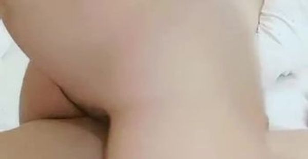 【啪啪直播】骚学妹跟渣男朋友出来开房啪啪直播赚外快，露脸舔鸡巴还让小哥给舔逼逼试试感觉，无套上位让小哥爆草抽插