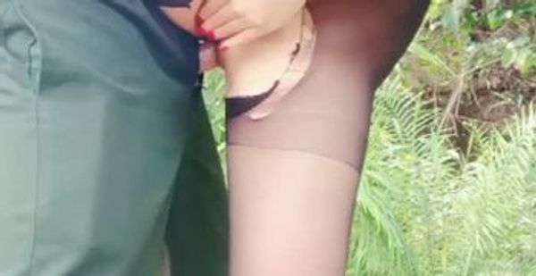 极品爆乳美少妇开裆黑丝下乡猎物，【真实勾引】耕地大爷别干活了来干我，粗大阳具小嘴都塞不下了