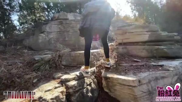 早起的兔子有精洗，爬到山頂抑制不住索性來一炮，內射肏到精液直流 粉紅兔TW