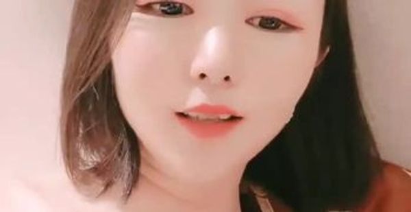 【萌妹自慰】长相甜美气质短发小姐姐卫生间自慰诱惑，跳脱衣舞肛塞菊花乳头滴蜡，拨开丁字裤掰穴扣逼，坐在马桶上插逼喷水