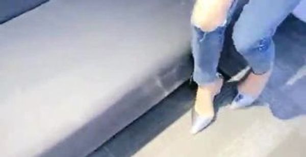 【Avove啪啪直播】5-13最强美腿蜜臀尤物 破洞牛仔高跟,无套内射，妹子长相可能不是最漂亮的，但那双笔直又长的美腿绝对数一数二