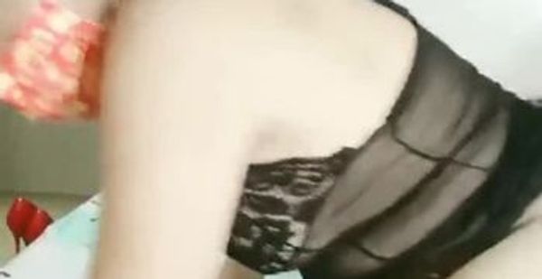 【激情约啪- 母子乱伦】母子之间激情啪啪，丝袜足交撸起鸡巴直接上位开草，让小哥无套各种体位暴力抽插，直接内射给狼友看特写中出