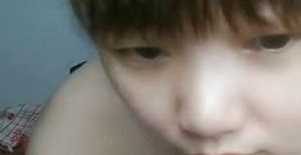 【激情约啪-虎牙少妇性爱小娇妻】全程露脸非常可爱，主动上位抽插看着狼友的淫声荡语揉内骚奶子，让大哥爆草菊花爆赞