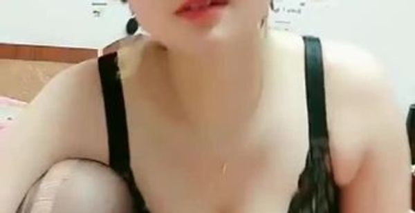 【激情自慰】无锡风骚少妇黑丝情趣诱惑，听狼友指挥全程露脸大秀直播，逼里塞着跳蛋抠逼自慰呻吟揉捏骚奶子，淫声荡语