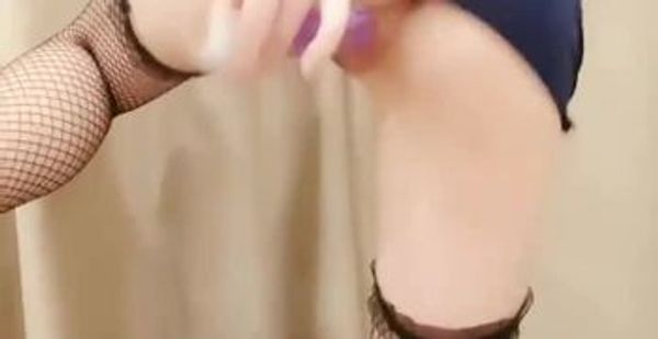 【激情自慰】卡哇伊粉嫩逼逼【震动棒篇】美乳萌妹独自在家自慰，网袜短裙震动棒插粉穴，插出白浆翘起大屁股后入