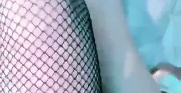 【激情自慰-清纯卡哇伊萌妹】却很骚，粉色奶头爆乳单腿网袜高跟鞋，拨开内裤掰开无毛粉穴，近距离特写跳蛋震动出白浆