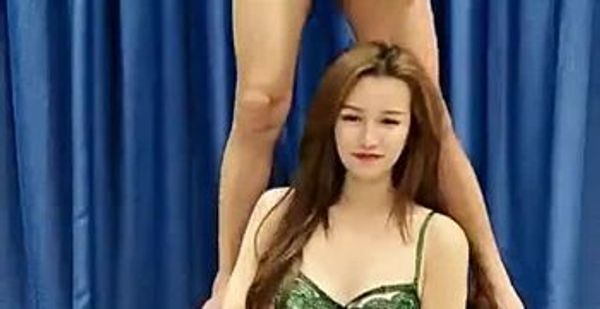 【激情自慰-群交】颜值不错的小姨子被两大哥干了，嗨翻一夜全程露脸口交大鸡巴，AV式上位被大哥草着嘴里还得含哥鸡巴第二弹