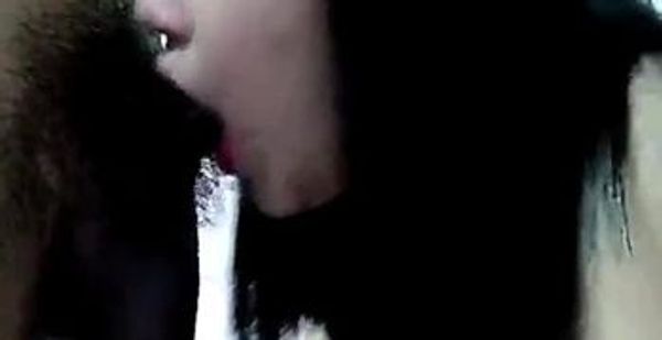 【淫娃荡妇淫乱5P-中部】现场淫娃荡妇全程露脸镜头前大秀，吃奶子舔逼特写淫声荡语，让小哥草了骚逼还草嘴，女女互玩真刺激