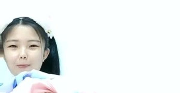 甜甜的小学妹全程露脸激情大秀，好有感觉自己一个玩弄骚穴，掰开骚逼给狼友看特写，跳蛋自慰呻吟精彩刺激