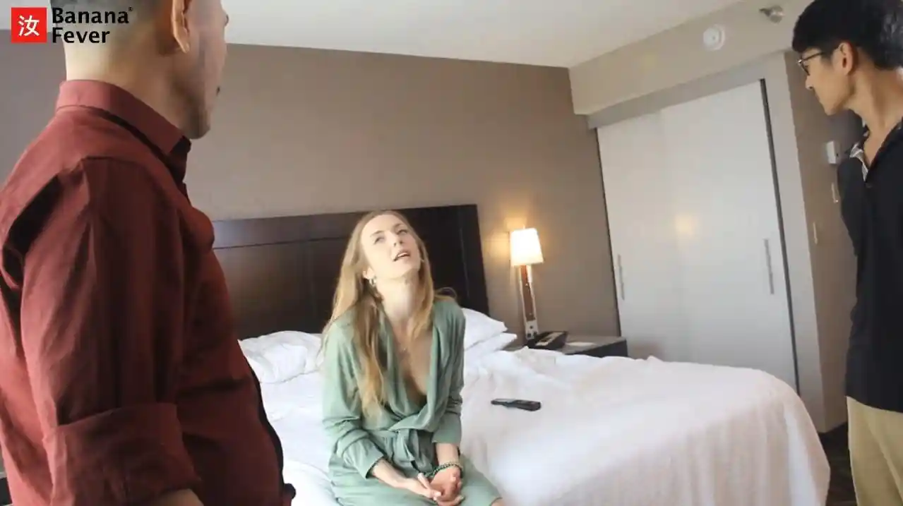 汝工作室 华裔小伙干洋妞 金发婊子找了两名亚裔维修工修理电视没料到自己被修理了