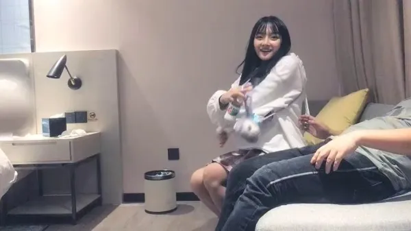 【太子探花】音乐学院在校学生 身材极品，粉嘟嘟，沙发上抠逼爆操