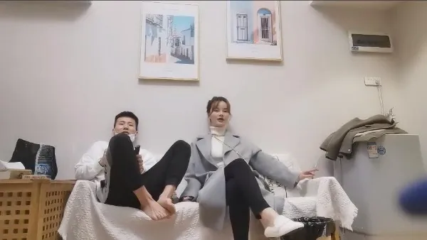 【夜色精品探花】颜值不错苗条长腿网红妹子 沙发上摸奶口交大力猛操呻吟娇喘非常诱人