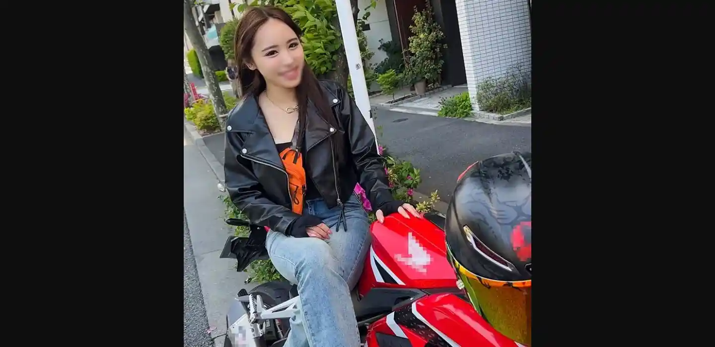 FC2PPV 4770732 身材火辣的漂亮女孩喜欢骑摩托车 被操到失去理智大量内射