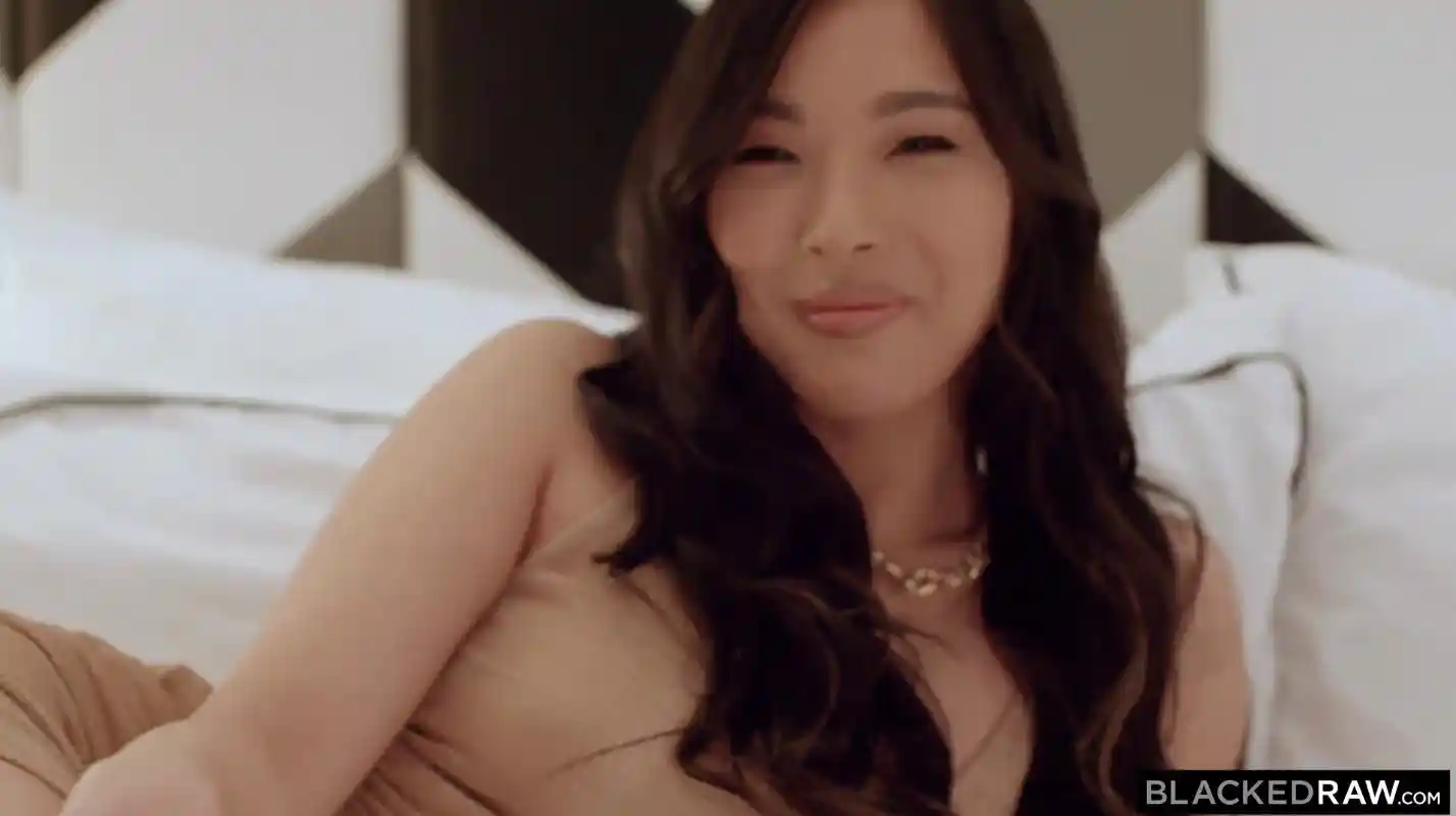 媚黑女神大战惊艳23CM黑鬼巨物，每次都顶到底爽歪歪淫叫真的太长 - Elle Lee