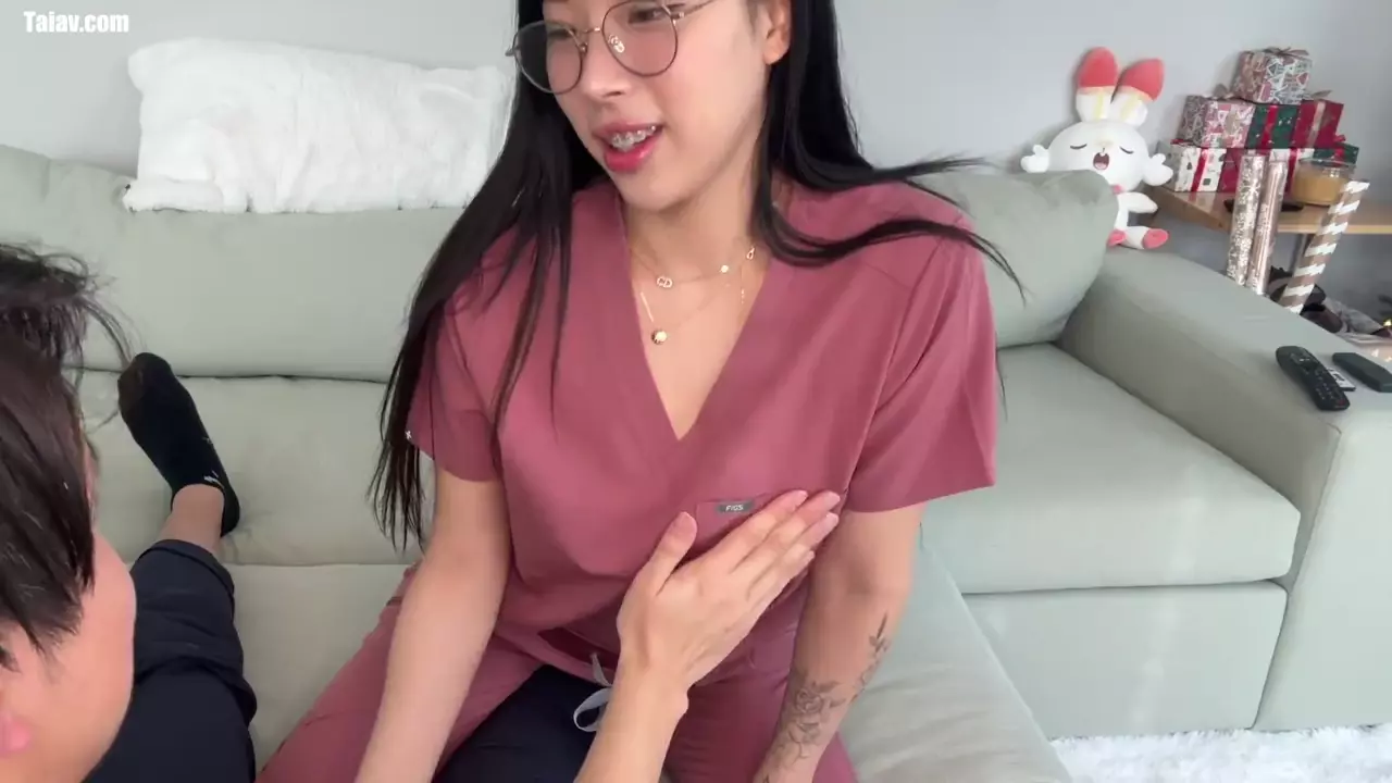 实习小护士与洋男友激情交合，口活一流，疯狂吮吸大屌 - Elle Lee