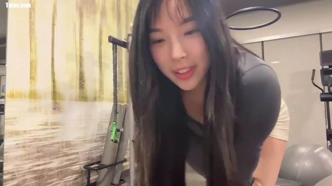 瑜伽少女健身房诱惑 完美身材长相甜美镜头前交各姿势抽插 - Elle Lee