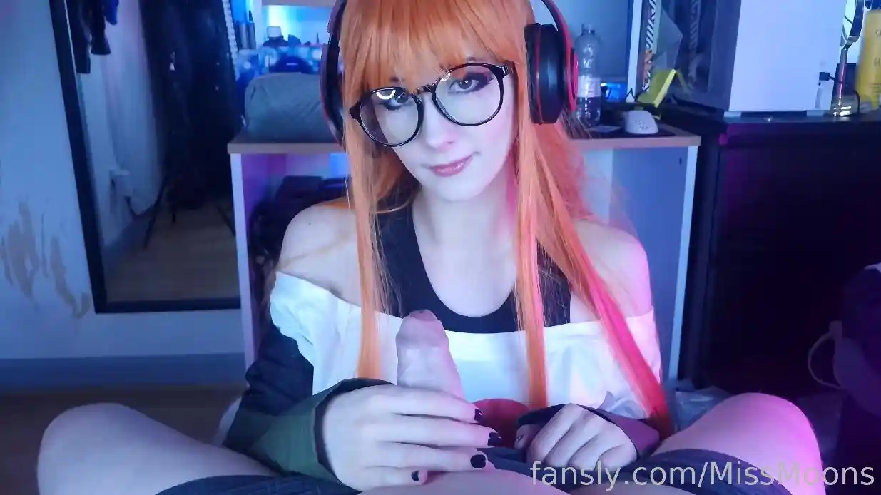 完美还原佐仓双叶的cos形象，黑丝紧贴双腿，细腰与翘胯在灯光下勾勒得异常诱 - MissMoons